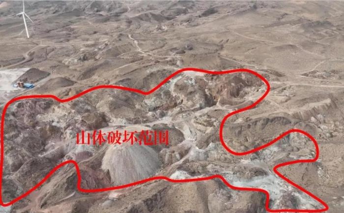  2021年12月12日，督察組使用無人機拍攝，中寧縣馬道梁北部歷史遺留礦山破壞山體面積達240余畝，現(xiàn)場滿目瘡痍、千瘡百孔