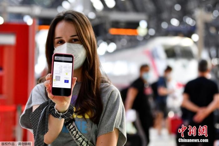 當(dāng)?shù)貢r(shí)間2021年9月1日，意大利米蘭，乘客在火車站出示的健康證明。