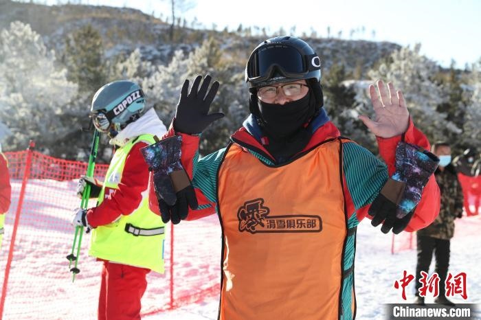 圖為滑雪場(chǎng)現(xiàn)場(chǎng)?！≡S婷 攝