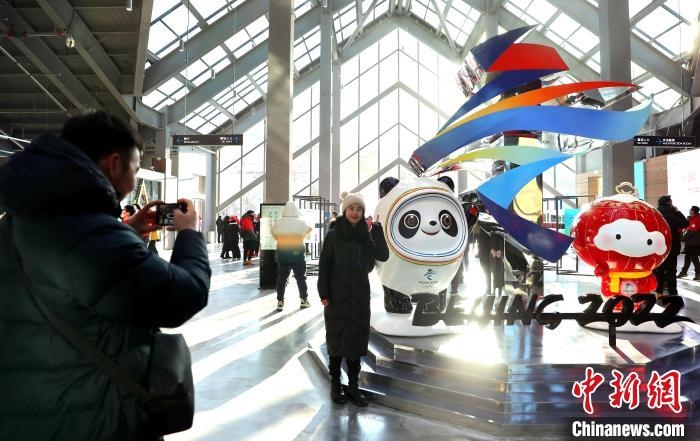 圖為滑雪場(chǎng)現(xiàn)場(chǎng)?！≡S婷 攝