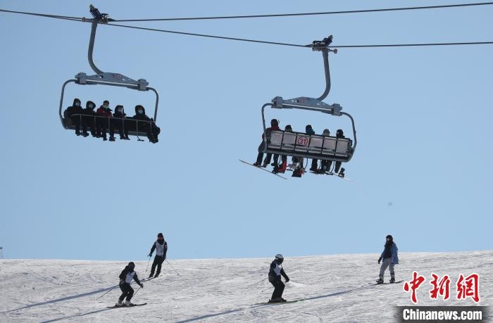 圖為滑雪場(chǎng)現(xiàn)場(chǎng)?！≡S婷 攝