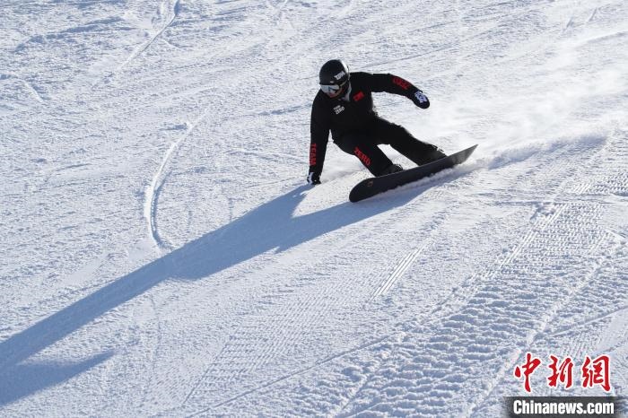 圖為滑雪場(chǎng)現(xiàn)場(chǎng)。　許婷 攝