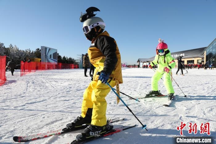 圖為滑雪場(chǎng)現(xiàn)場(chǎng)?！≡S婷 攝