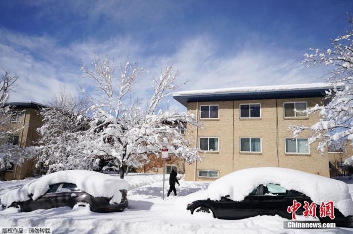 資料圖：當(dāng)?shù)貢r(shí)間2021年3月15日，美國科羅拉多州丹佛，當(dāng)?shù)赜瓉韽?qiáng)暴風(fēng)雪天氣，城市被積雪覆蓋。