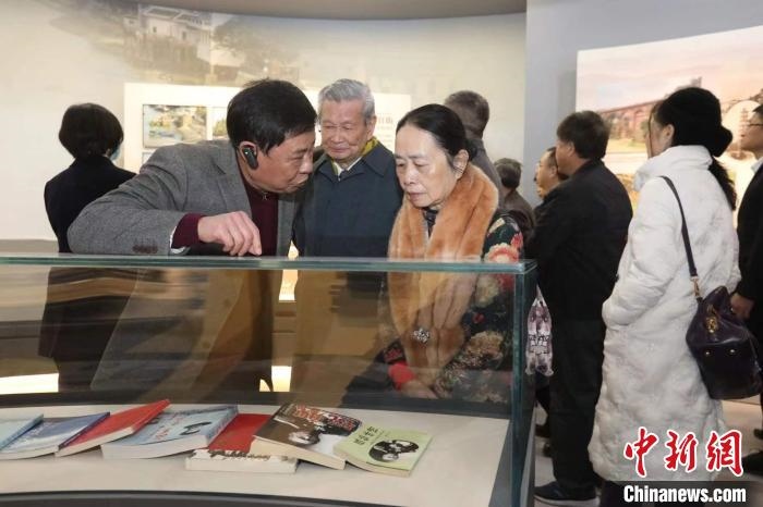 船政后裔在參觀新館?！￡悤造o 攝