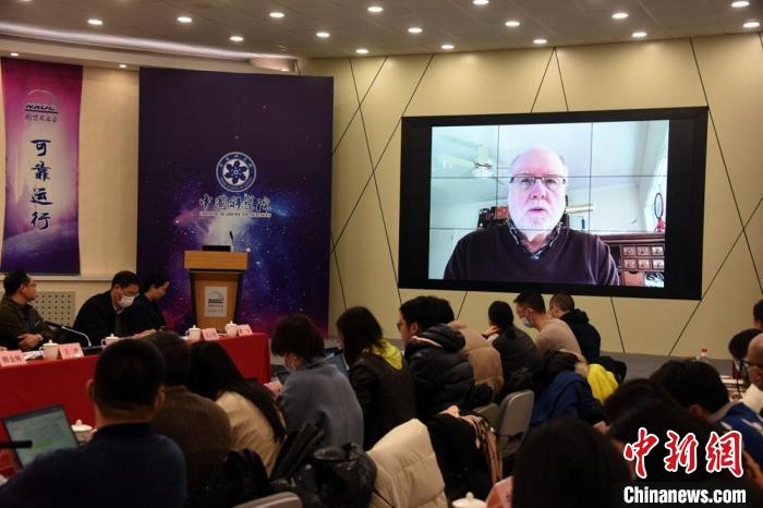 美國伊利諾伊大學(xué)教授理查德？克魯切爾通過視頻點(diǎn)評FAST測量星際磁場最新研究成果?！?lt;a target='_blank' href='/'>中新社</a>記者 孫自法 攝