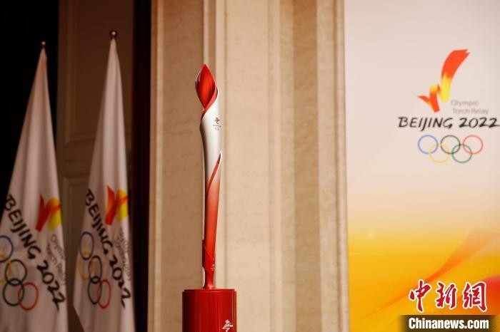 展示的北京冬奧會火炬?！〗x 攝