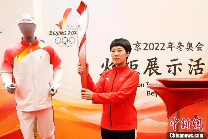 溫哥華冬奧會冠軍張會展示北京2022年冬奧會火炬?！〗x 攝