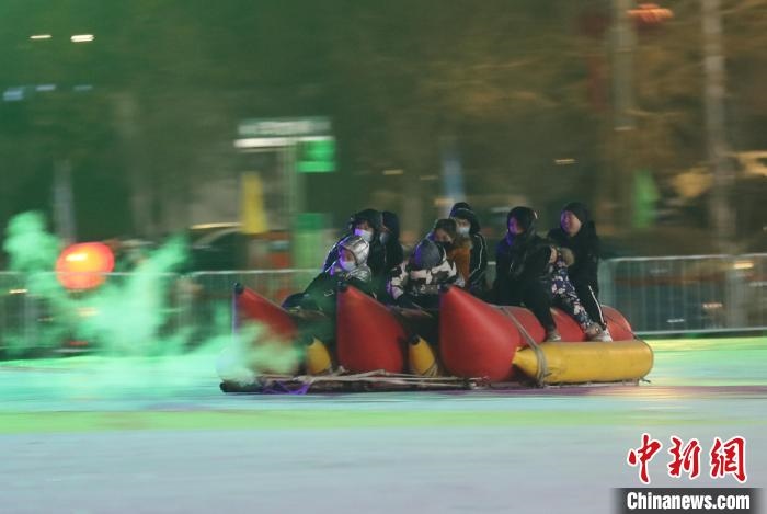 民眾沉醉在冰上香蕉船的快樂中?！∮诤Ｑ?攝