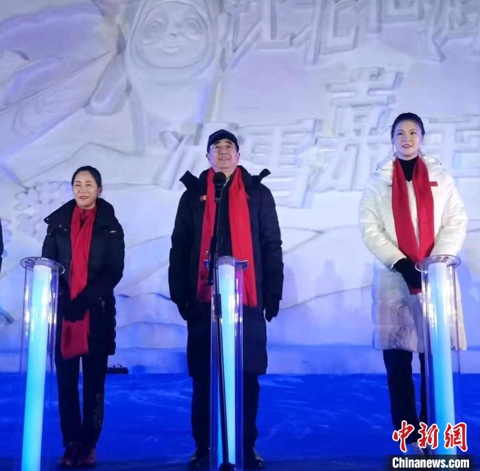 前女排國家隊隊長奧運冠軍惠若琪(右一)，中國女子田徑競走奧運冠軍王麗萍(左一)助陣當晚活動。　趙桂華 攝