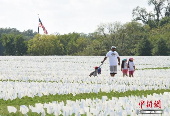 當(dāng)?shù)貢r(shí)間2021年9月18日，美國(guó)首都華盛頓國(guó)家廣場(chǎng)上插著數(shù)十萬(wàn)白色旗幟，悼念新冠逝者。這個(gè)名為“在美國(guó)：銘記”藝術(shù)裝置由美國(guó)藝術(shù)家弗斯滕伯格(Suzanne Firstenberg)策劃，她計(jì)劃在兩周內(nèi)與公眾一起在華盛頓國(guó)家廣場(chǎng)插上與美國(guó)新冠死亡病例數(shù)對(duì)應(yīng)的白旗，以示悼念。 <a target='_blank' href='/'>中新社</a>記者 陳孟統(tǒng) 攝