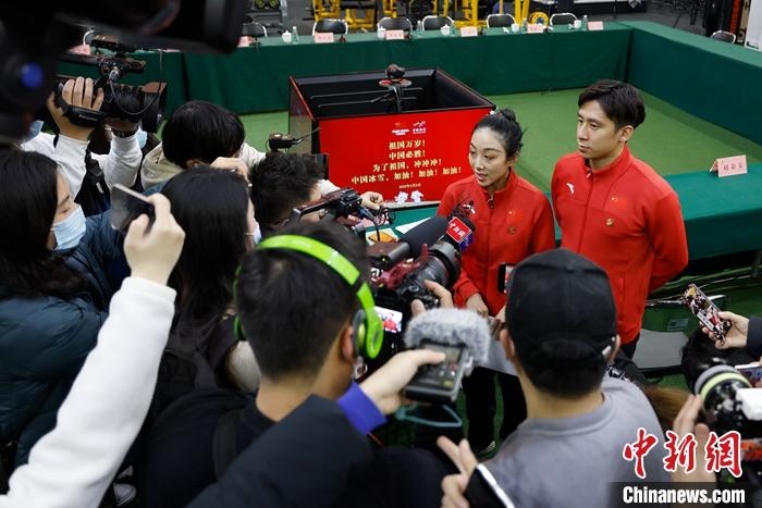 1月5日晚，全力沖刺北京冬奧學(xué)習(xí)座談會(huì)在北京舉行。座談會(huì)后，中國(guó)花樣滑冰雙人滑組合隋文靜、韓聰接受記者采訪。 <a target='_blank' href='/'>中新社</a>記者 富田 攝