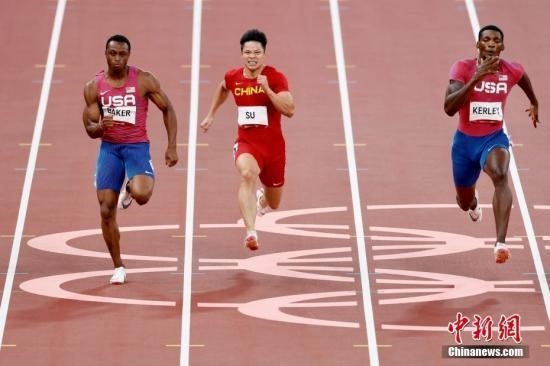資料圖：北京時(shí)間8月1日晚，在東京奧運(yùn)會(huì)男子百米決賽中，中國(guó)選手蘇炳添以9.98秒的成績(jī)獲得第六名，作為首位闖進(jìn)奧運(yùn)男子百米決賽的中國(guó)人，他再次創(chuàng)造了歷史。圖為蘇炳添在比賽中。<a target='_blank' href='/'>中新社</a>記者 富田 攝