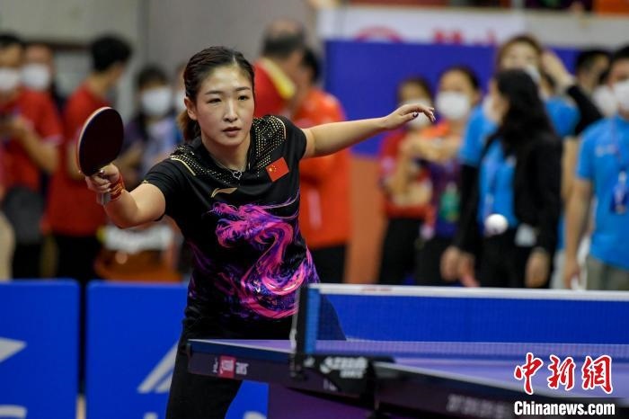 劉詩雯在2021年全國乒乓球“業(yè)余球王”總決賽中與選手互動交流球技?！●樤骑w 攝