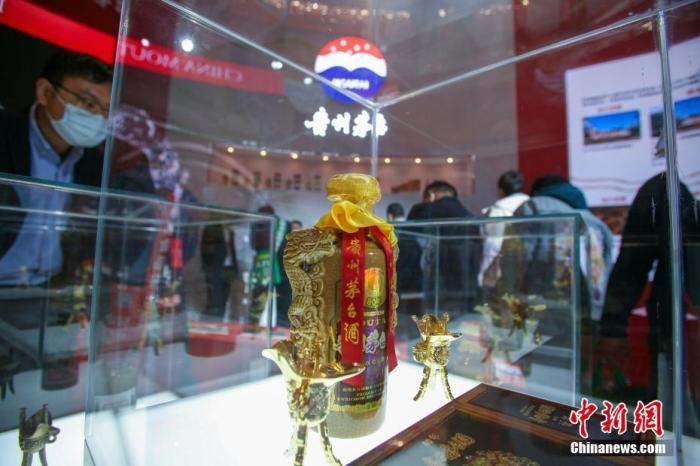 10月19日，天津，參觀者在中國茅臺展位參觀展示的白酒。當(dāng)天，第105屆全國糖酒商品交易會在國家會展中心(天津)啟幕。本屆糖酒會展覽總面積20萬平方米，吸引了來自40多個國家和地區(qū)的3504家參展商參展，共設(shè)置了傳統(tǒng)酒類、葡萄酒及國際烈酒、食品及飲料、調(diào)味品及配料、食品機(jī)械及包裝等展區(qū)。 <a target='_blank' href='/'>中新社</a>記者 佟郁 攝