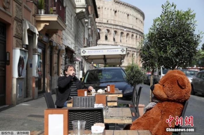 資料圖：意大利羅馬斗獸場(chǎng)附近的酒吧，顧客在露臺(tái)上喝酒。