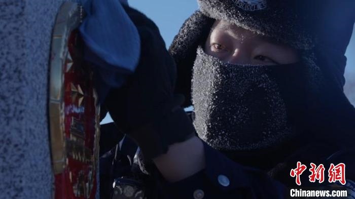圖為恩和哈達邊境派出所的9名民警踏雪巡邊?！⒕S明 攝