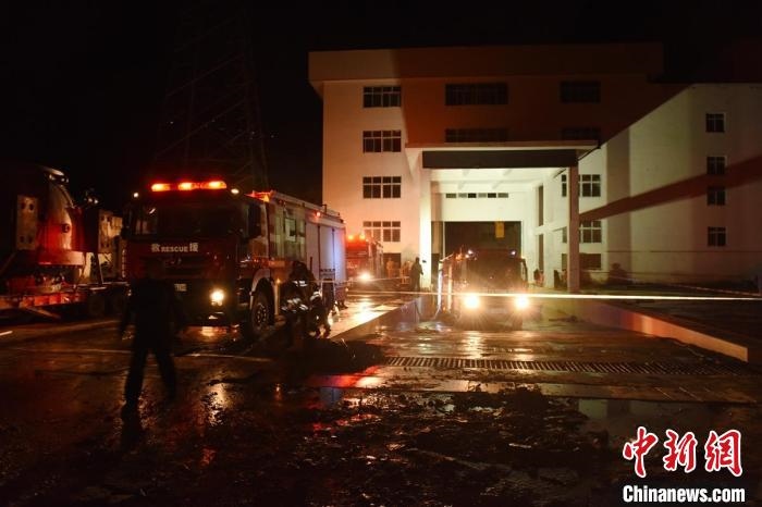 丹巴關(guān)州電站外多臺消防車輛正在開展排水作業(yè)。　周勇 攝