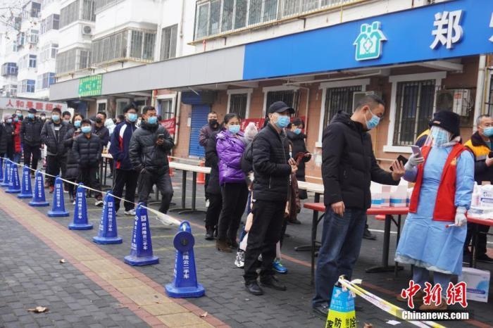 資料圖：1月7日，河南鄭州，市民有序排隊(duì)進(jìn)行核酸檢測。<a target='_blank' href='/'>中新社</a>記者 劉鵬 攝