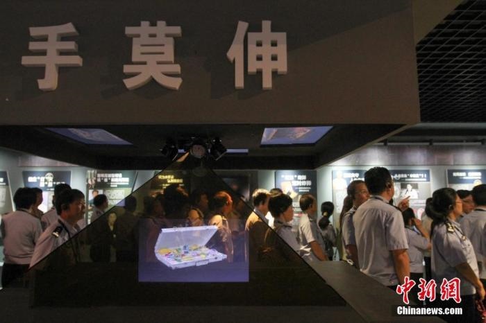 資料圖：2015年10月，海南省公安廳組織黨員干部前往反腐倡廉警示教育基地參觀受教。洪堅鵬 攝