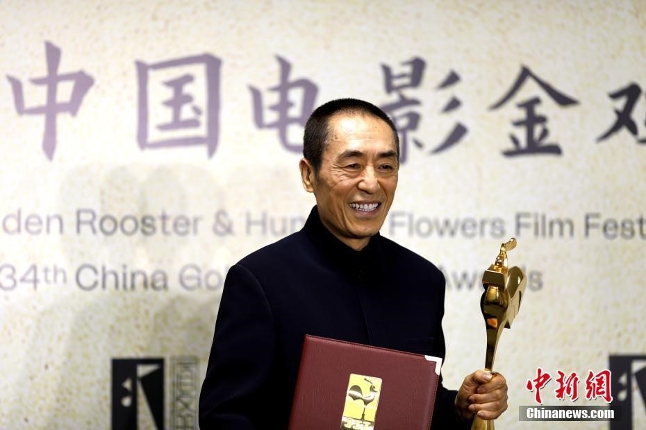 (資料圖：張藝謀以執(zhí)導《懸崖之上》榮膺最佳導演獎。 <a target='_blank' href='/'>中新社</a>記者 呂明 攝)