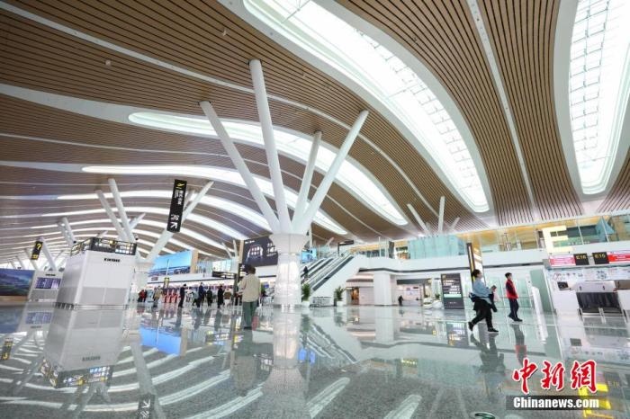 資料圖：貴陽龍洞堡國際機(jī)場T3航站樓出發(fā)大廳。 瞿宏倫 攝