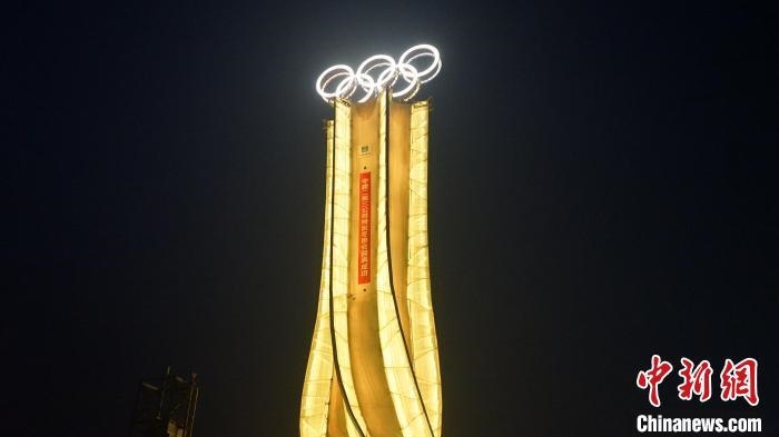 1月25日，由中建二局三公司承建的“海陀塔”順利竣工，奧運(yùn)五環(huán)閃耀延慶冬奧賽區(qū)?！≈薪ǘ秩竟﹫D
