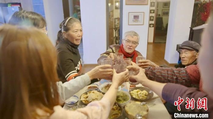 圖為賀歲紀錄片《“洋女婿”的中國年》劇照?！『h航 攝