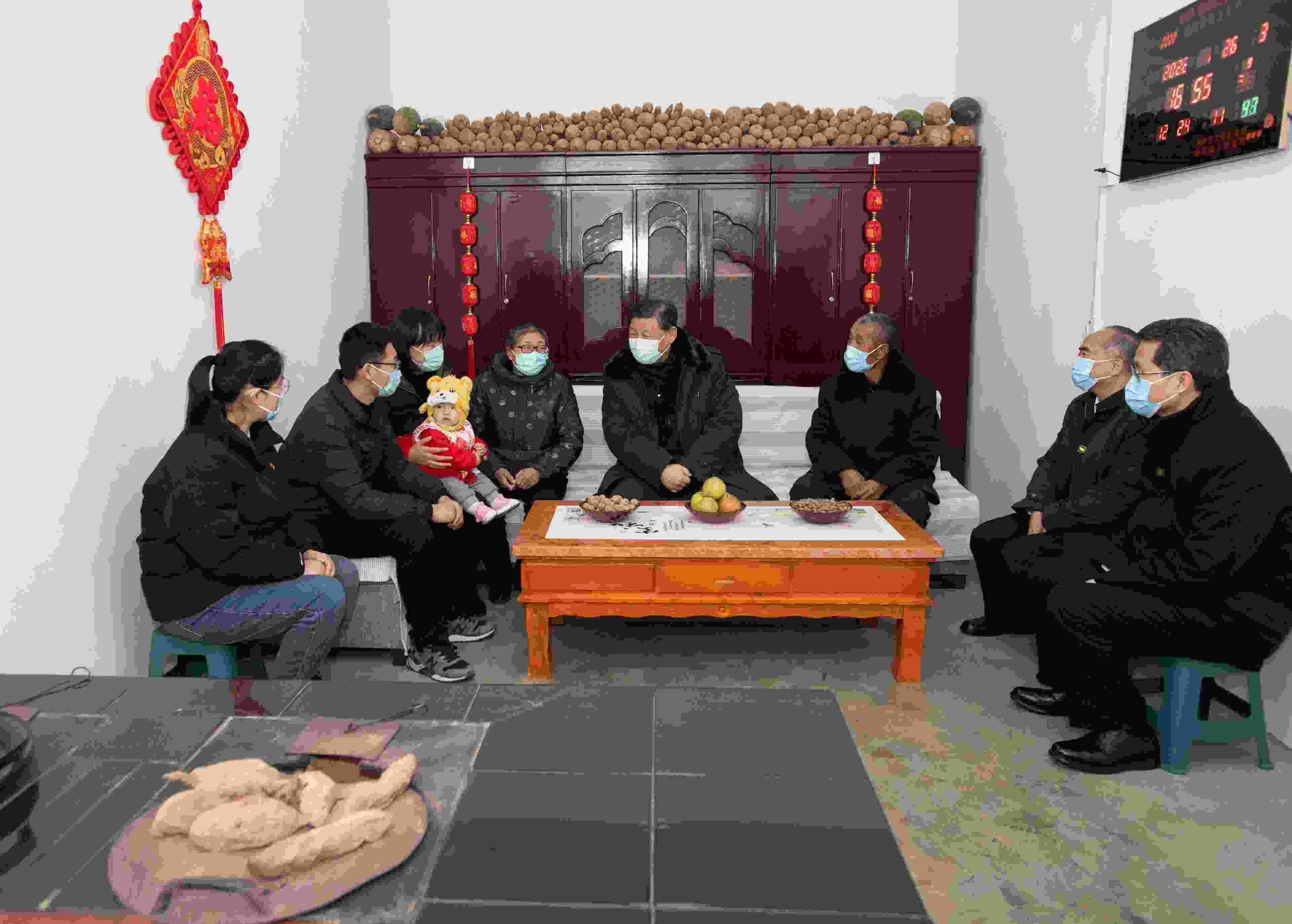 △2022年1月26日，中共中央總書記、國家主席、中央軍委主席習(xí)近平在臨汾市汾西縣僧念鎮(zhèn)段村同村民蔡文明一家親切交流。