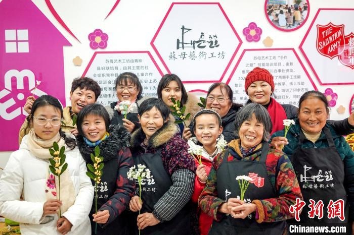 “蘇母藝術工坊”文創(chuàng)工作室的姐妹們?！」帕捡x 攝