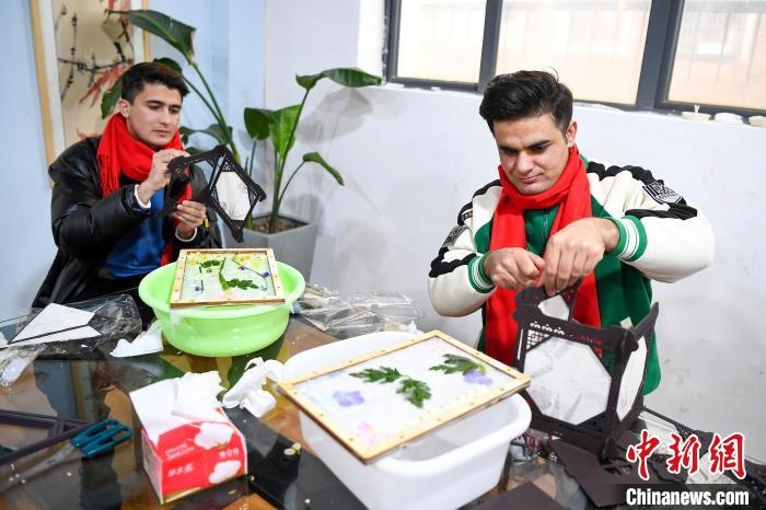 巴基斯坦留學(xué)生制作燈籠。　楊華峰 攝