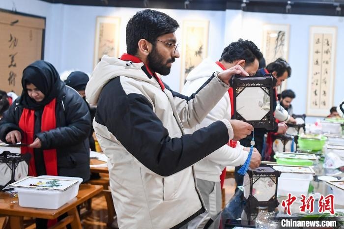 巴基斯坦留學(xué)生制作燈籠。　楊華峰 攝