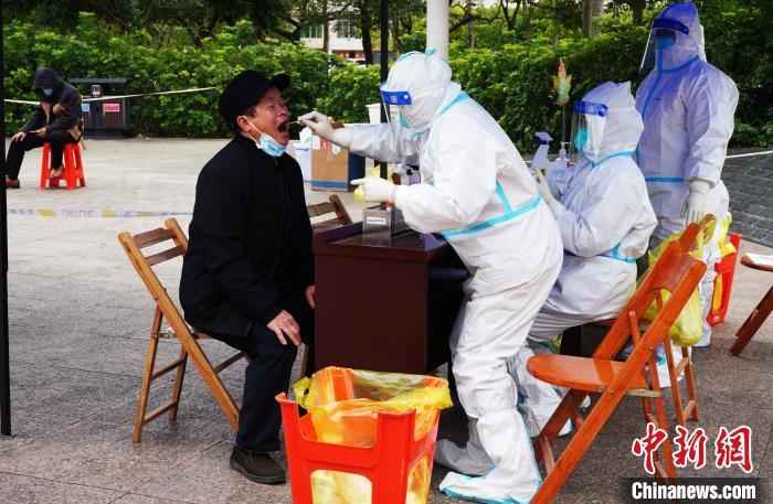 圖為德?？h組織民眾接受核酸檢測(cè)?！〉卤？h融媒體中心供圖