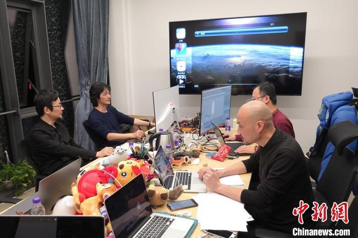 廣州美術學院曹雪、劉平云帶領的設計團隊對北京冬奧會吉祥物加班加點進行修改設計。(資料圖) 劉平云供圖