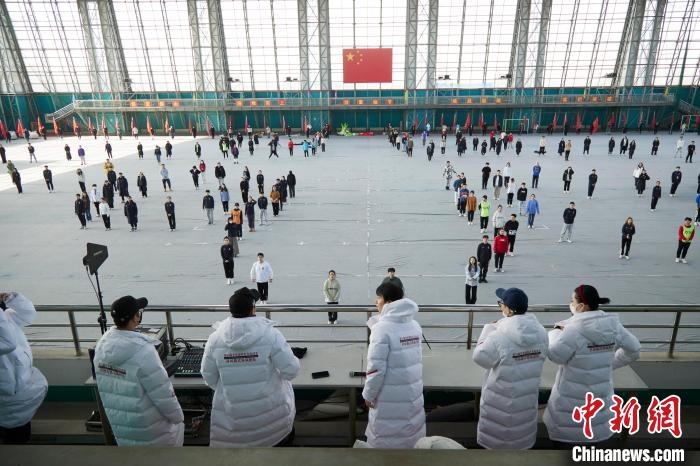 北京冬奧會(huì)閉幕式開(kāi)始前，演員們?cè)谶M(jìn)行排練。　張文海 供圖