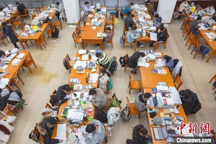 資料圖：南昌大學(xué)圖書(shū)館自習(xí)室內(nèi)，考生正在緊張復(fù)習(xí)。　劉力鑫 攝
