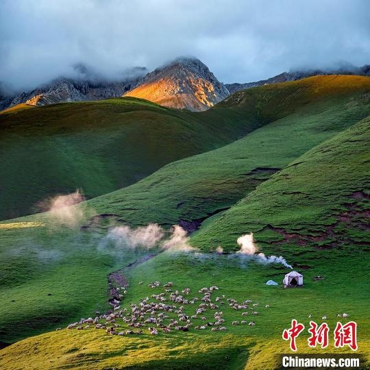 圖為作品《晨光炊煙》?！〗股?攝