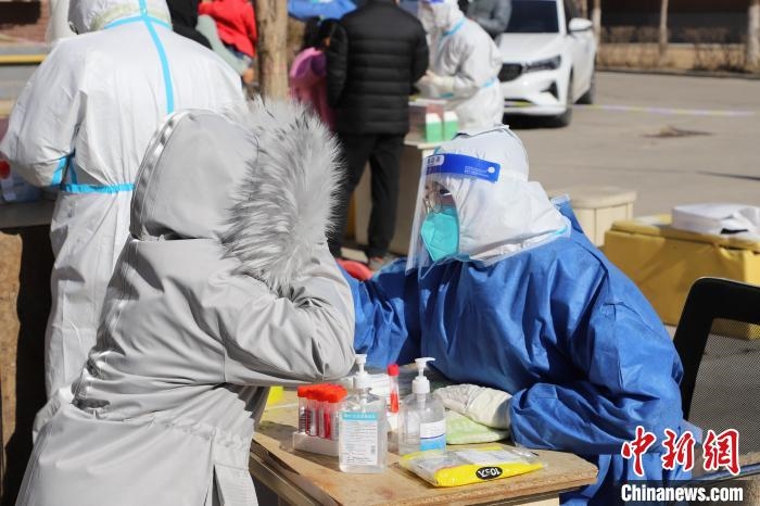 呼和浩特市民做核酸?！埩只?攝