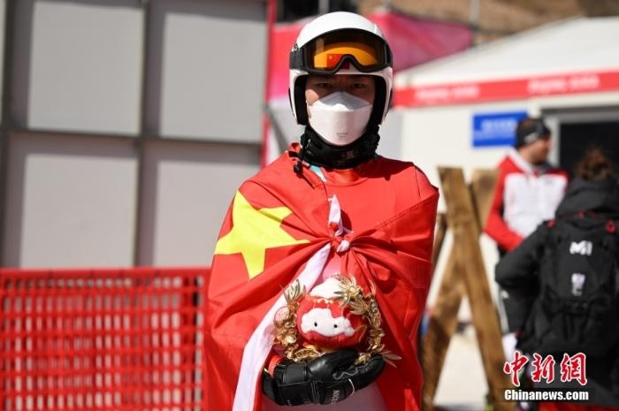 3月6日，中國選手梁景怡在賽后手捧吉祥物。當日，北京2022年冬殘奧會殘奧高山滑雪男子超級大回轉(zhuǎn)-站姿決賽在國家高山滑雪中心舉行，中國選手梁景怡奪得冠軍。 <a target='_blank' href='/'>中新社</a>記者 劉冉陽 攝 　