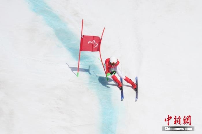 3月6日，中國選手梁景怡在比賽中。當日，北京2022年冬殘奧會殘奧高山滑雪男子超級大回轉(zhuǎn)-站姿決賽在國家高山滑雪中心舉行，中國選手梁景怡奪得冠軍。 <a target='_blank' href='/'>中新社</a>記者 劉冉陽 攝 　