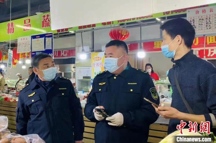 圖為執(zhí)法人員進行調(diào)查。　李婷婷　攝