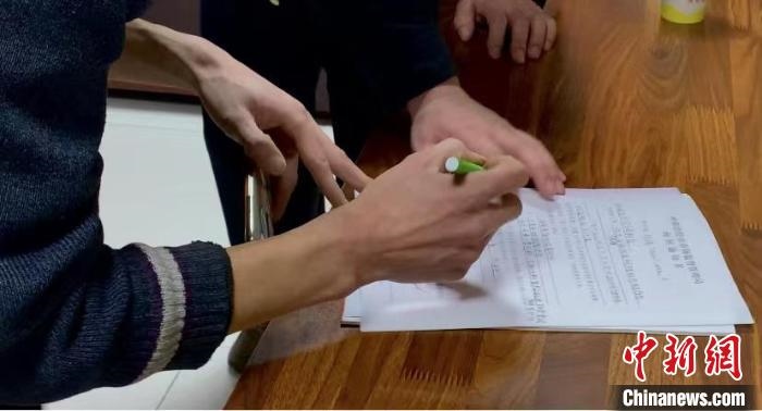 圖為現(xiàn)場下達詢問通知書?！±铈面?攝