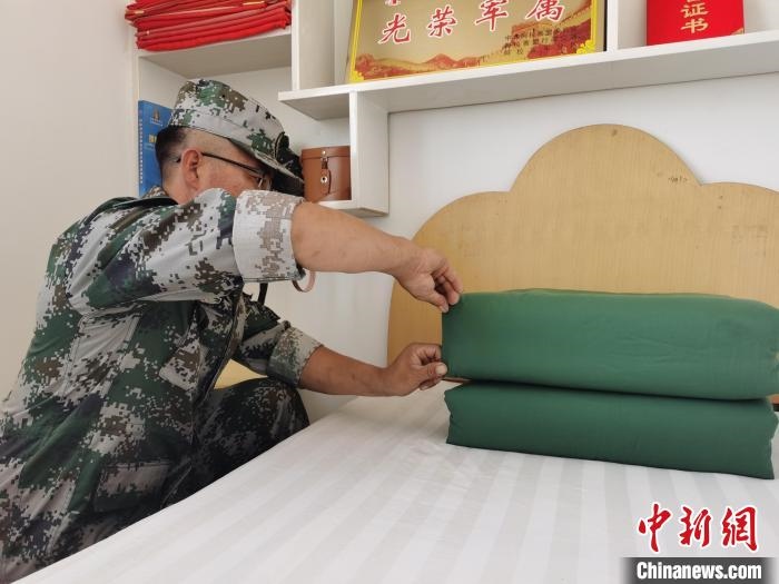 圖為謝寶民以軍人標(biāo)準(zhǔn)要求自己?！∈茉L者供圖