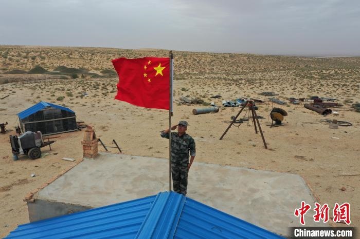 圖為每天升旗是謝寶民的必修課?！∈茉L者供圖