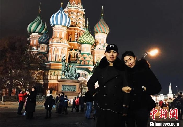 圖為敖木希勒夫婦留學(xué)合影?！“侥鞠＠展﹫D