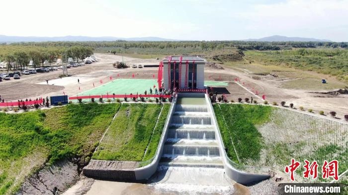 圖為生態(tài)補(bǔ)水現(xiàn)場(chǎng)。　范效孔 攝