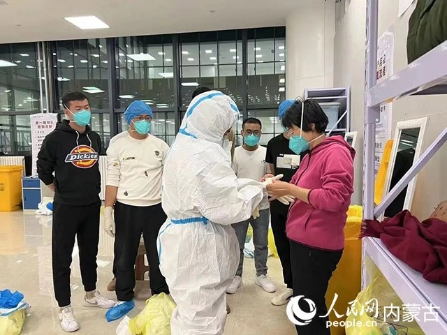 醫(yī)護人員正在方艙醫(yī)院工作。呼和浩特市第一醫(yī)院供圖