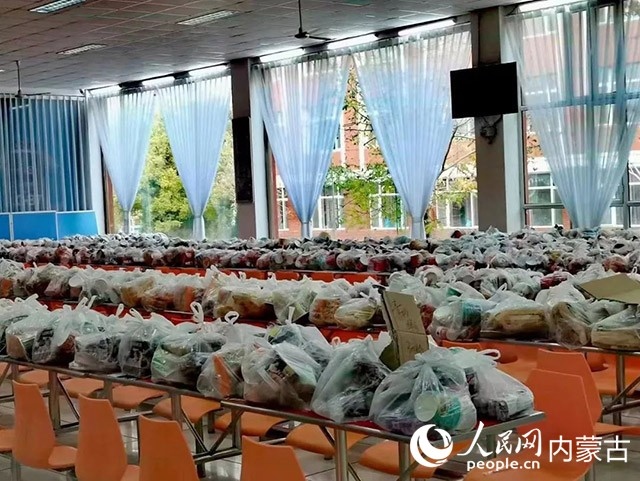 內(nèi)蒙古師范大學(xué)為返鄉(xiāng)學(xué)生準(zhǔn)備午餐和路途上的方便食品。內(nèi)蒙古教育廳供圖