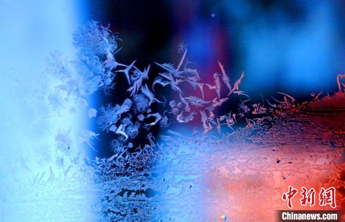 點(diǎn)點(diǎn)冰花像一個(gè)個(gè)小精靈。　孫書(shū)程 攝