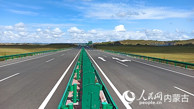 G1611經(jīng)棚至烏蘭布統(tǒng)高速公路項目。人民網(wǎng)記者 趙夢月攝
